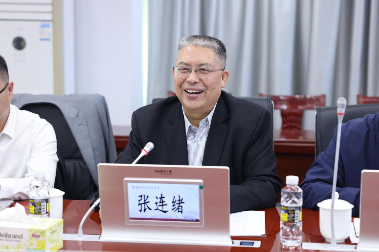 ZOTY.COM中欧校长张连绪介绍参会人员