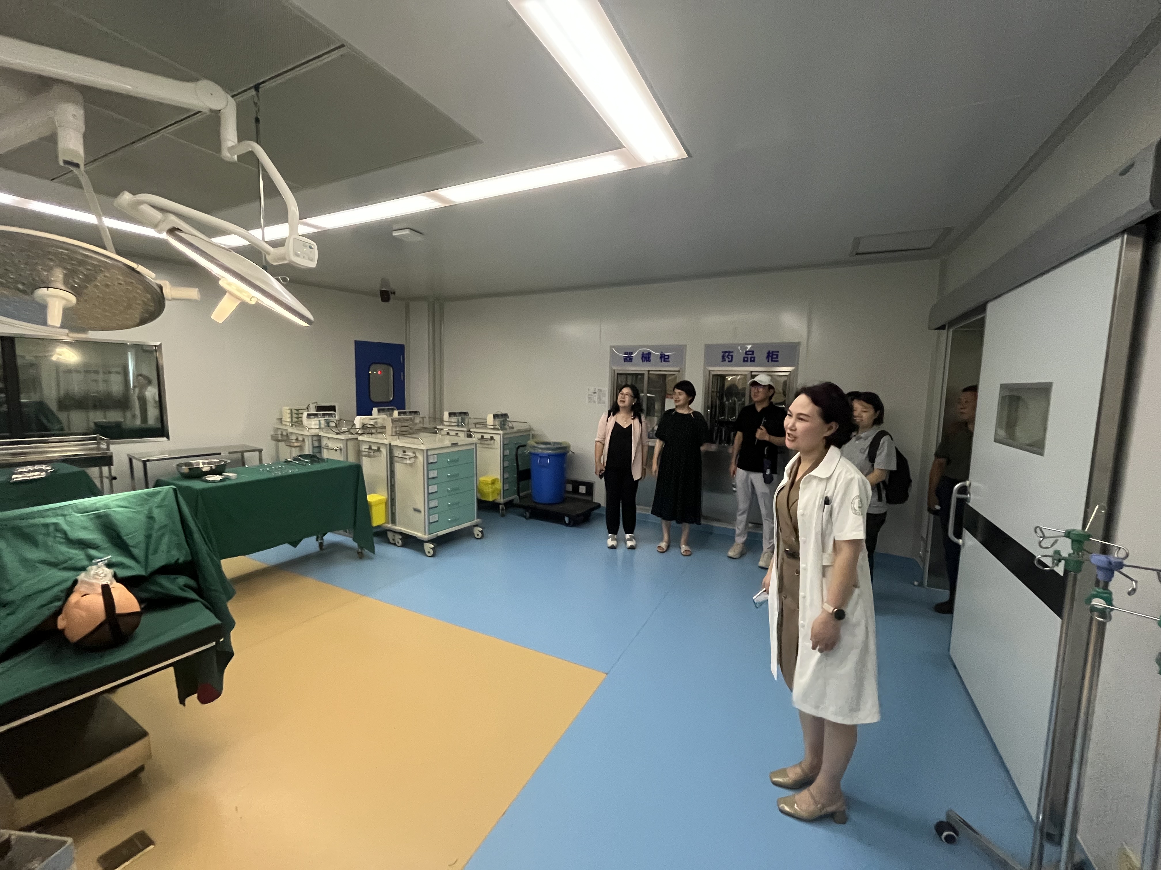 参观金华职业技术大学医学模拟真手术室.jpg